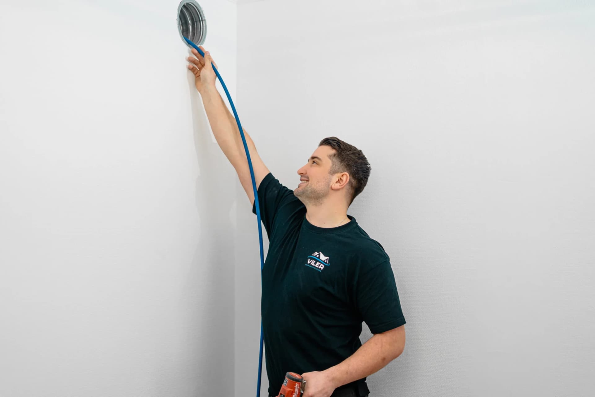 Ventilationstekniker arbejder i bolig — Harlev